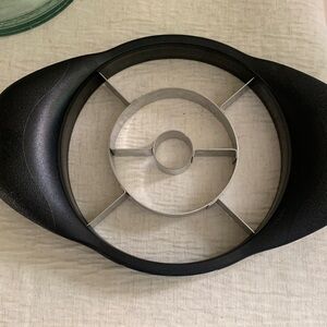 Pampered Chef Black and Silver pineapple Slicer(no plastic cover)